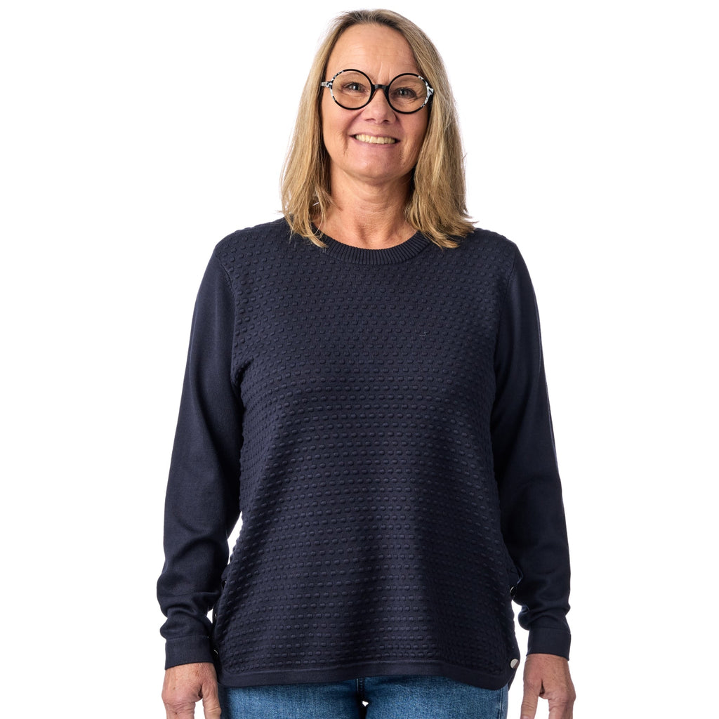 Lätt viskosstickad tröja med dekorativa knappar från Brandtex